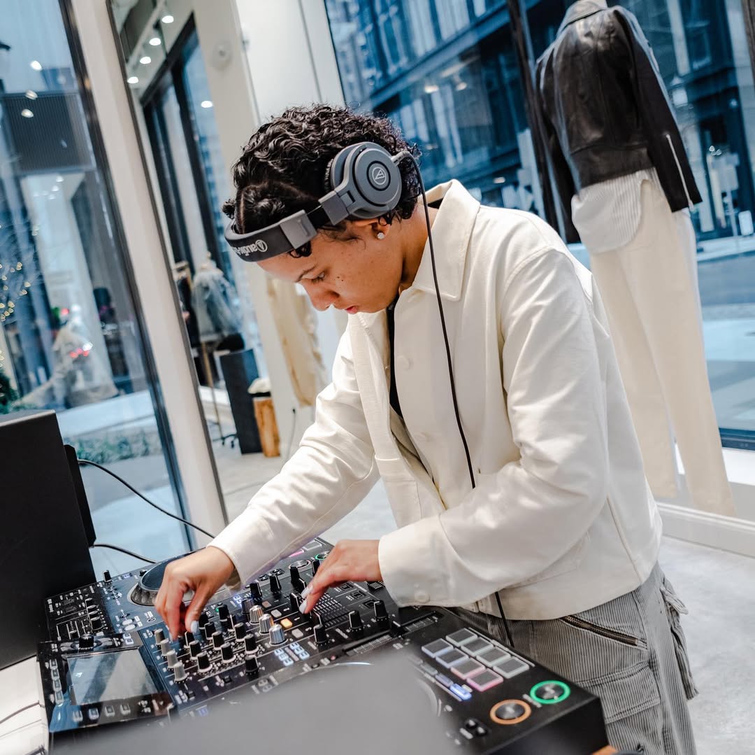 Alondra - Artist Management